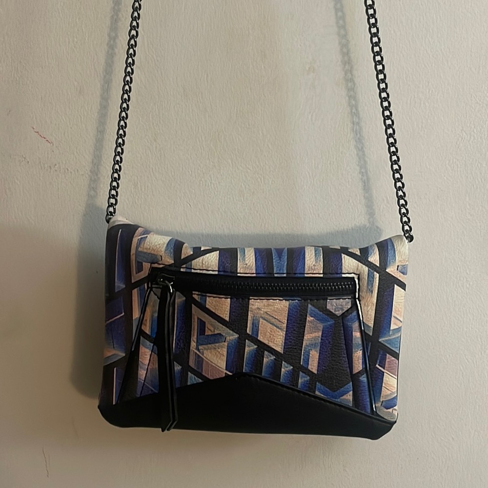 Chain link crossbody purse